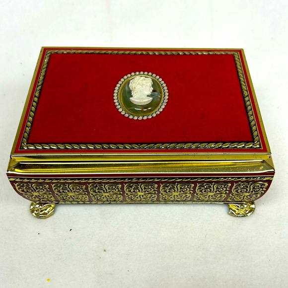 - Vintage tin confectionary box with red velvet and faux cameo hinged lid - Picture 2 of 12